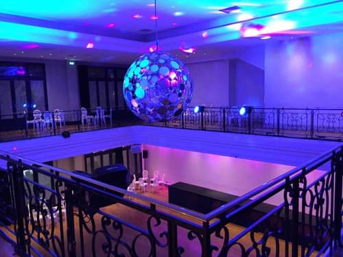 Pavillon Wagram ambiance lumineuse soirée